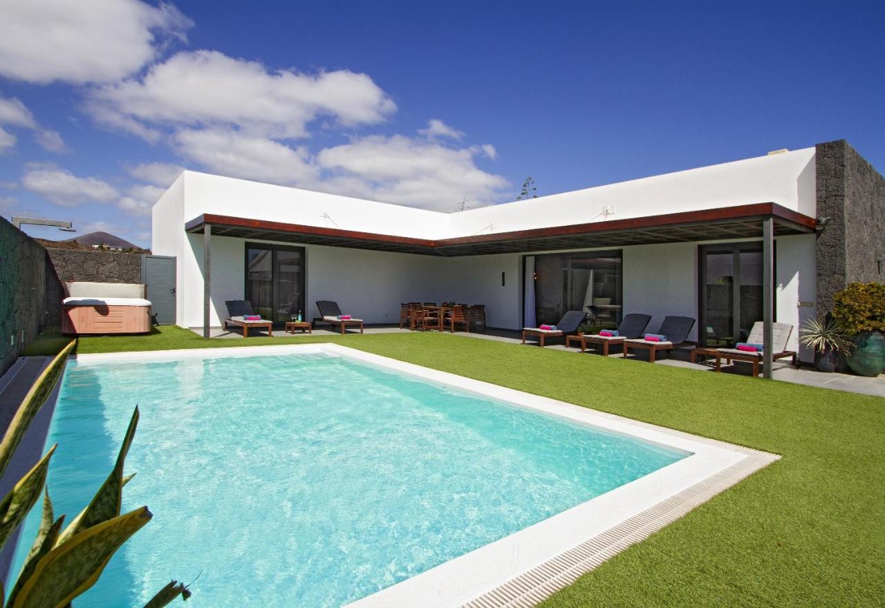 Luxury Los Mojones Villa Short Walk To Old Town Private Heated Pool Villa Los Mojones Angie Puerto Del Carmen Tias Bagian luar foto